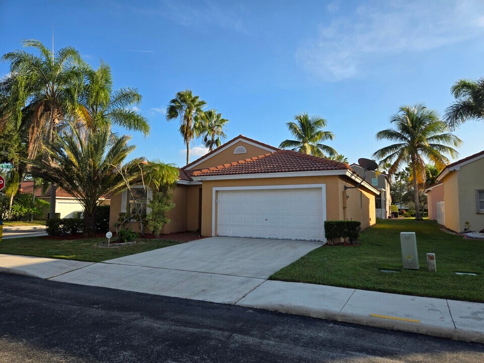 16514 NW 3 St in Pembroke Pines, FL - Building Photo