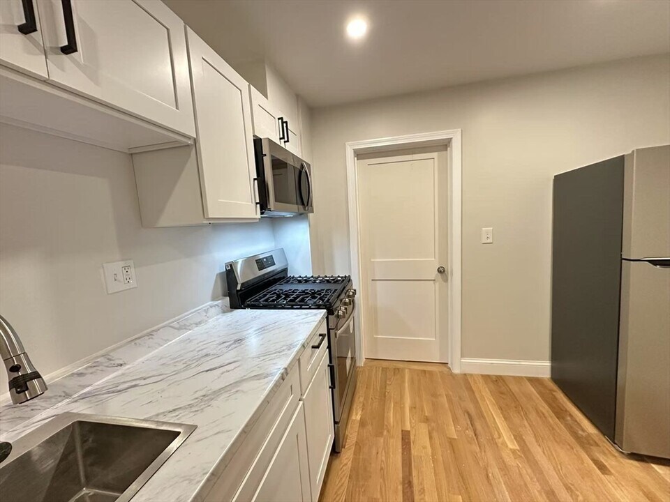 164 5th St, Unit #1 in Cambridge, MA - Building Photo