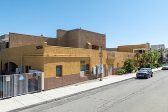 WHISPERING PALMS SENIOR APARTMENTS in Palmdale, CA - Foto de edificio - Building Photo