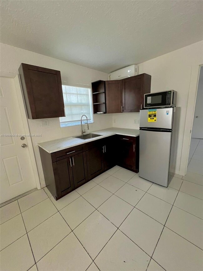 15741 NW 40th Ct in Opa Locka, FL - Building Photo - Building Photo