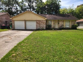 107 Kelly Ln in Baytown, TX - Building Photo