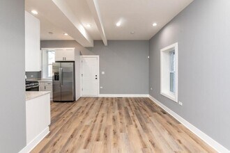 2713 W Gladys Ave in Chicago, IL - Building Photo - Building Photo