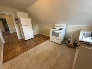 410 Barton St E in Hamilton, ON - Building Photo - Building Photo