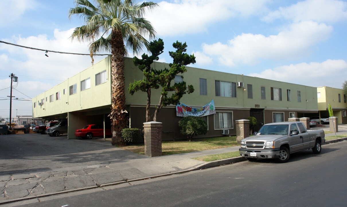 Columbus Plaza in North Hills, CA - Building Photo