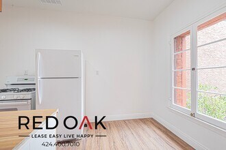 5757 Franklin Ave in Los Angeles, CA - Foto de edificio - Building Photo