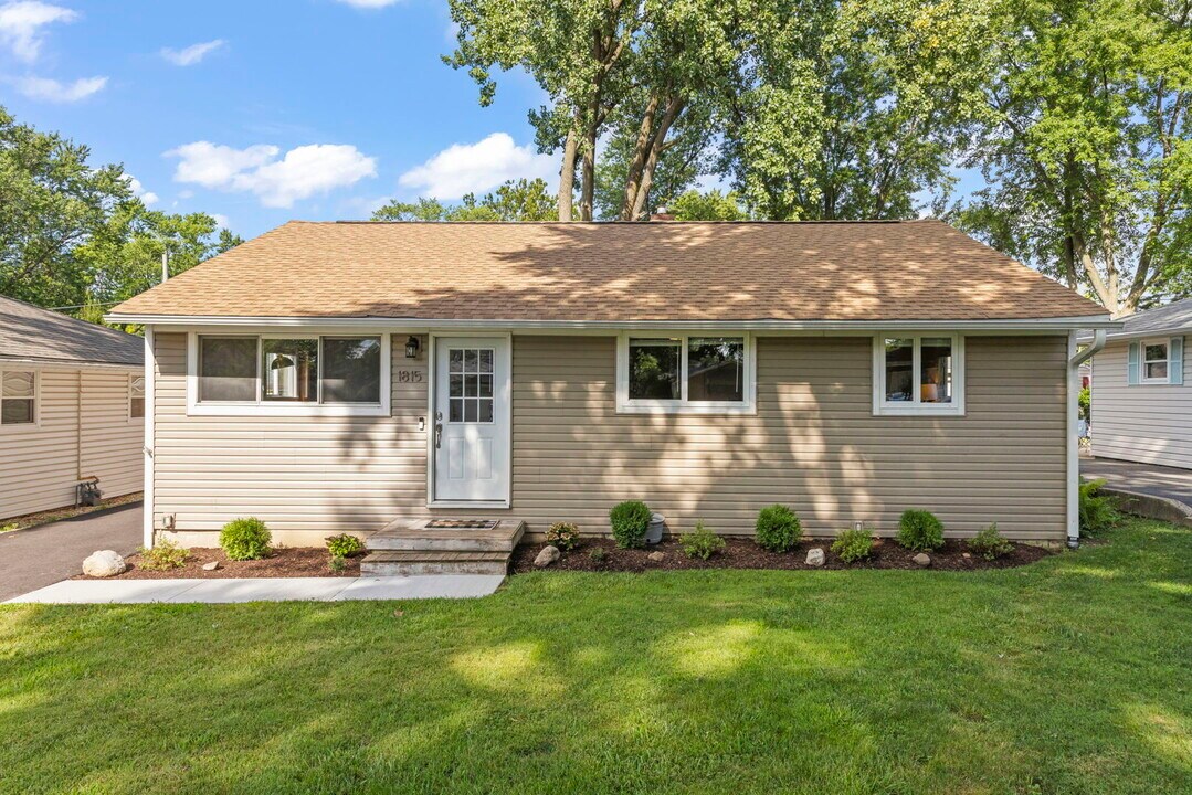 1815 S 5th Pl in St. Charles, IL - Foto de edificio