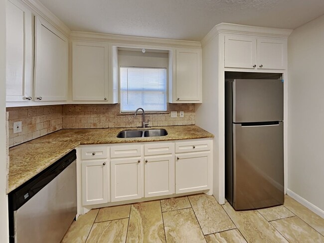 property at 19607 Lake Hollow Ln