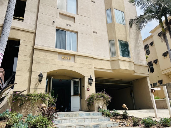 16117 Sunset Blvd in Pacific Palisades, CA - Foto de edificio - Building Photo