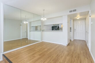 New England Village in San Antonio, TX - Building Photo - Building Photo