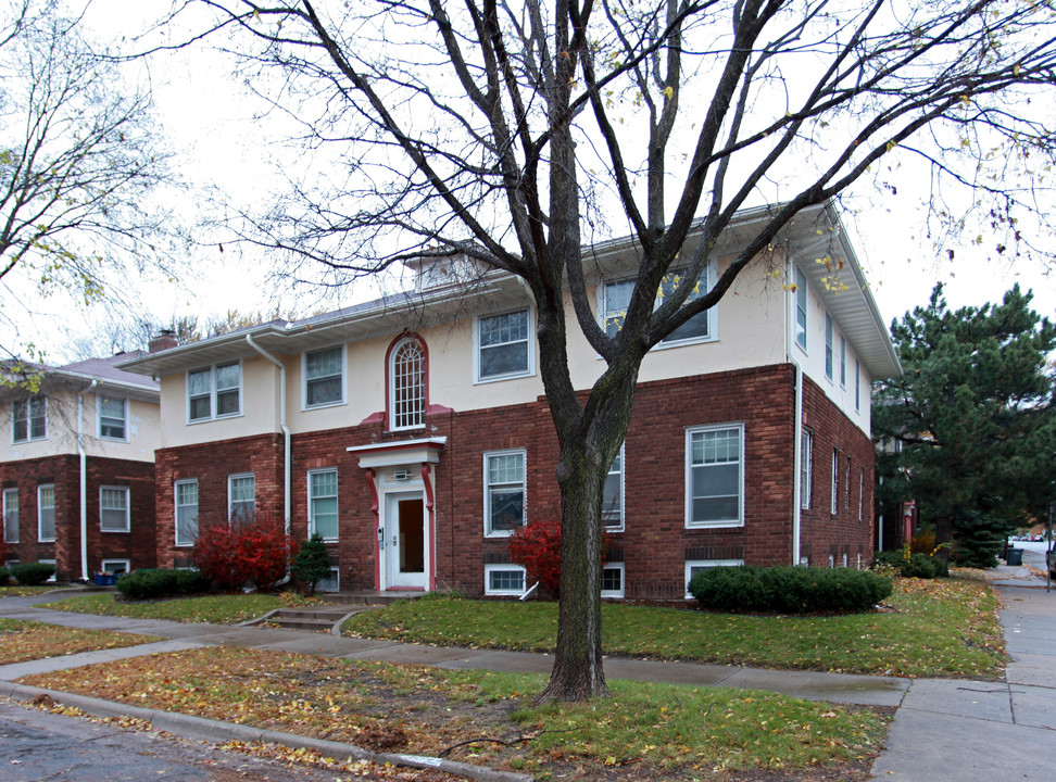 900 44th St W in Minneapolis, MN - Building Photo