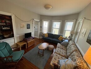 83 Beacon St, Unit 2 in Somerville, MA - Building Photo - Building Photo
