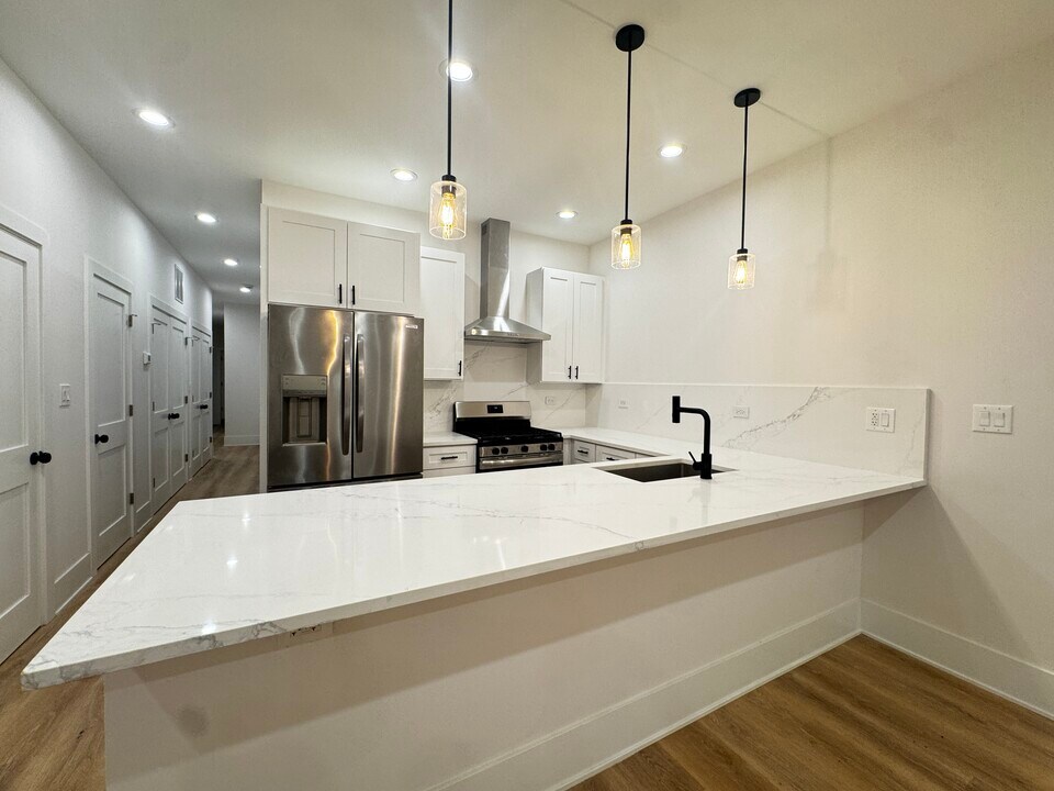 2425 W Cortez St, Unit G in Chicago, IL - Building Photo