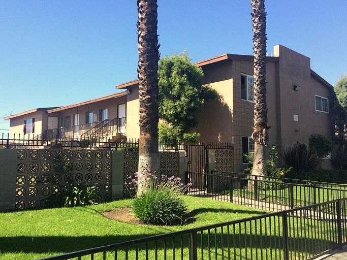 Townsend Apartments in Santa Ana, CA - Building Photo