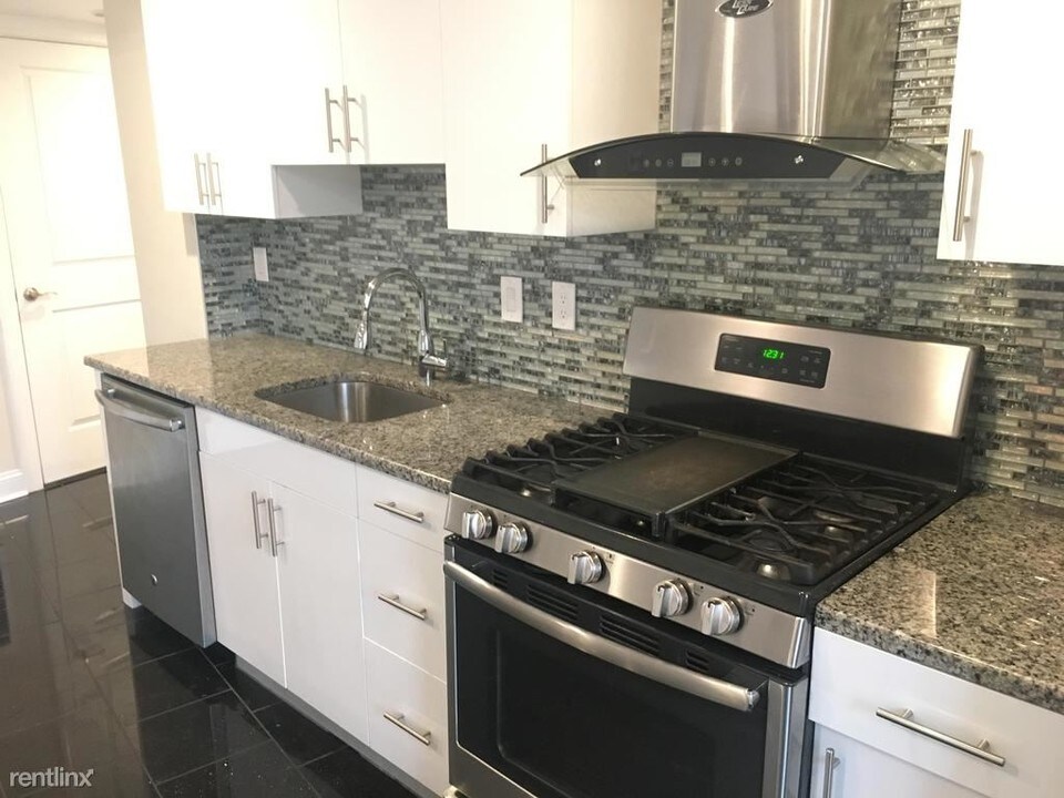 225 W Girard Ave-Unit -Unit 2 in Philadelphia, PA - Building Photo