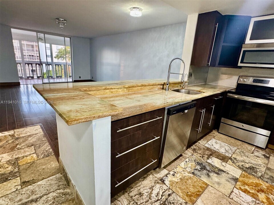 900 NE 12th Ave in Hallandale Beach, FL - Building Photo