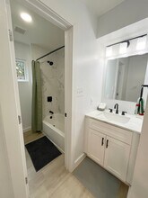 6810 Lexington Rd in Austin, TX - Foto de edificio - Building Photo