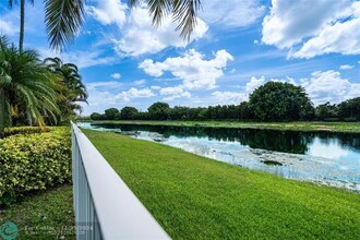 695 Nandina Dr in Weston, FL - Foto de edificio - Building Photo