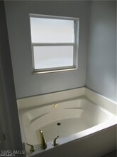 21551 Brixham Run Loop in Estero, FL - Foto de edificio - Building Photo
