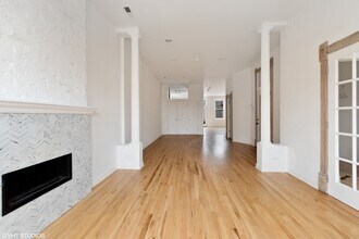 747 S Western Ave, Unit 2 in Chicago, IL - Foto de edificio - Building Photo