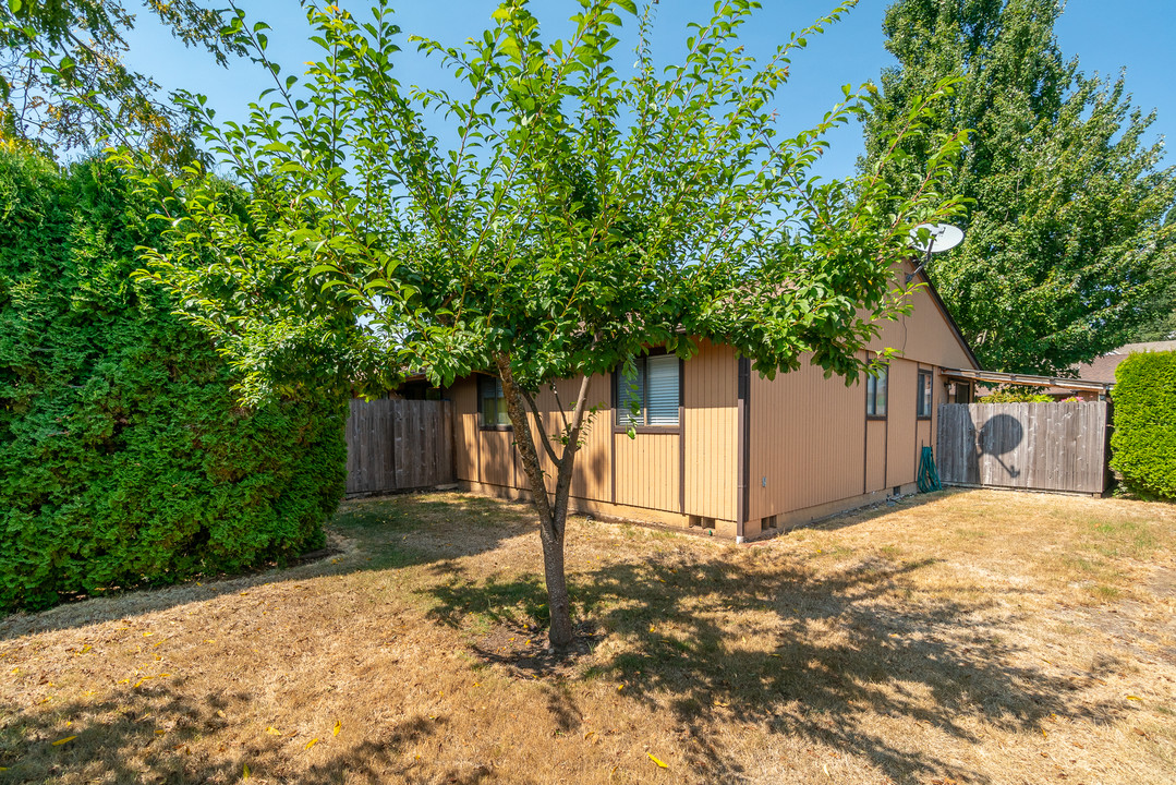 1267 E Santiam St in Stayton, OR - Building Photo