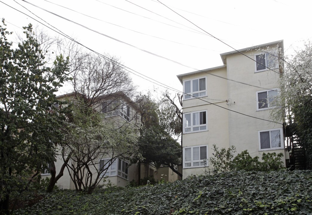 Ivy Drive Apartments in Oakland, CA - Building Photo