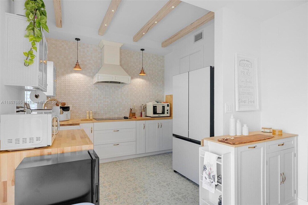 7469 NW 179th St in Hialeah, FL - Building Photo