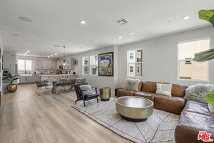 756 Daniel Freeman Cir in Inglewood, CA - Building Photo