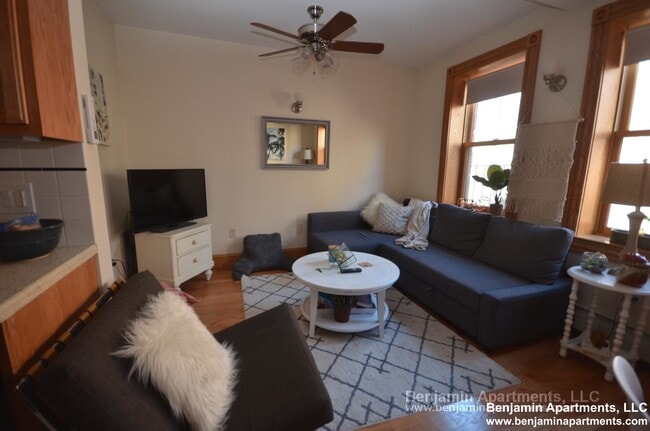 137 Charles St, Unit 1 in Boston, MA - Foto de edificio - Building Photo