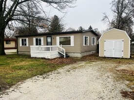 230 N Marnico Ln in Jacksonville, IL - Building Photo