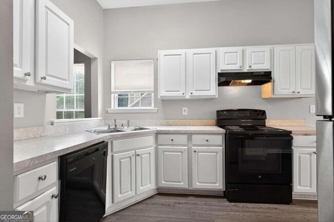 5470 Twin Lakes Dr in College Park, GA - Building Photo - Building Photo