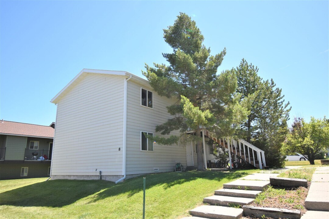 8 Hoffman Dr in Bozeman, MT - Building Photo