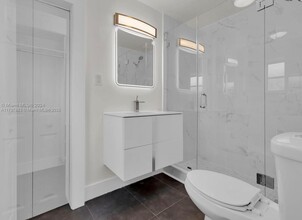 345 NW 44th St in Miami, FL - Building Photo - Building Photo