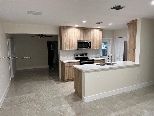 611 N 69th Way in Hollywood, FL - Building Photo - Building Photo
