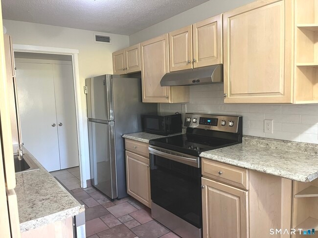 725 Heritage Vlg in Southbury, CT - Building Photo - Building Photo