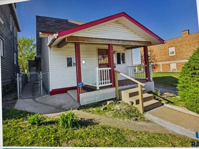 property at 1017 E 8th St