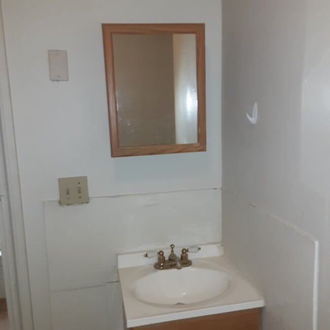 105 Somerset St, Unit Apt 2 second floor in Bangor, ME - Building Photo - Building Photo