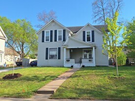 1021 E Grand Ave, Unit 1 in Eau Claire, WI - Building Photo