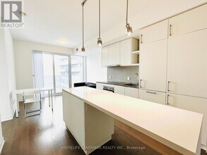 100 Harbour St in Toronto, ON - Building Photo - Building Photo