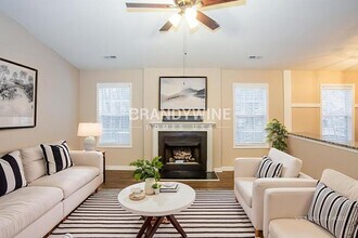 5704 Shining Oak Ln in Charlotte, NC - Foto de edificio - Building Photo