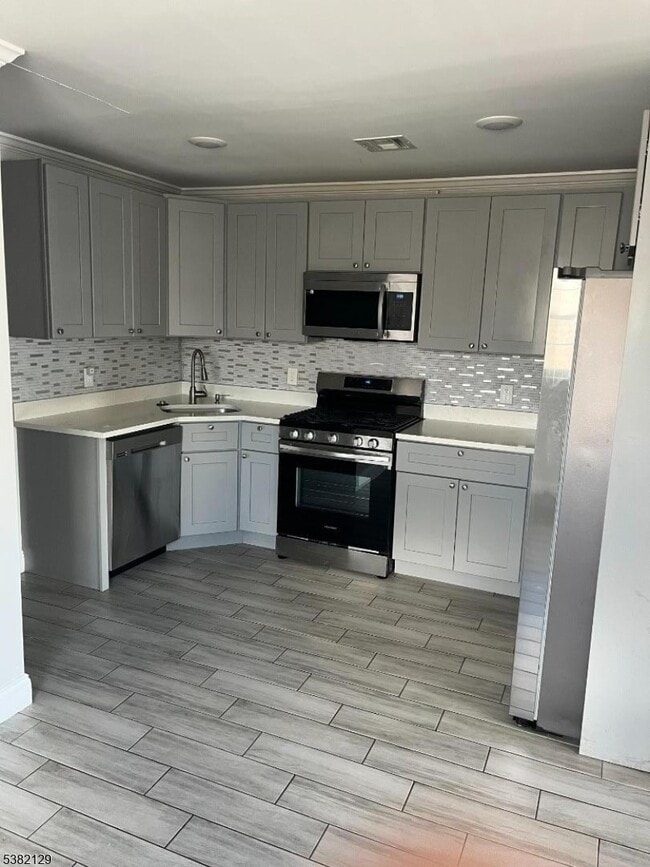253 Pine St in Elizabeth, NJ - Building Photo - Building Photo