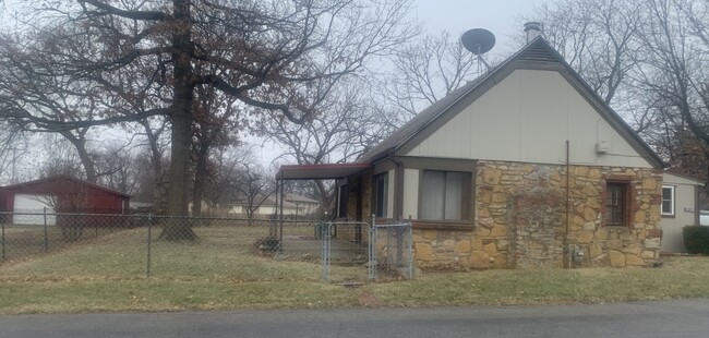 2739 SE Mars Terrace in Topeka, KS - Building Photo - Building Photo