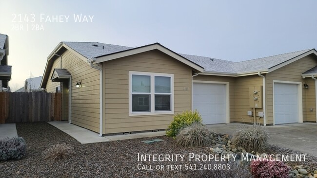 2143 Fahey Way in Grants Pass, OR - Building Photo - Building Photo