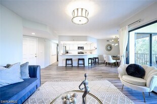 586 Beachwalk Cir in Naples, FL - Building Photo