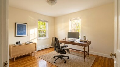 31 Hammond Pond Pky in Newton, MA - Building Photo - Building Photo