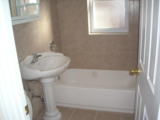 2204 W Foster Ave, Unit 3 in Chicago, IL - Building Photo - Building Photo