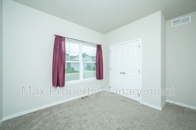 425 SE Willow Run Ln in Ankeny, IA - Building Photo - Building Photo