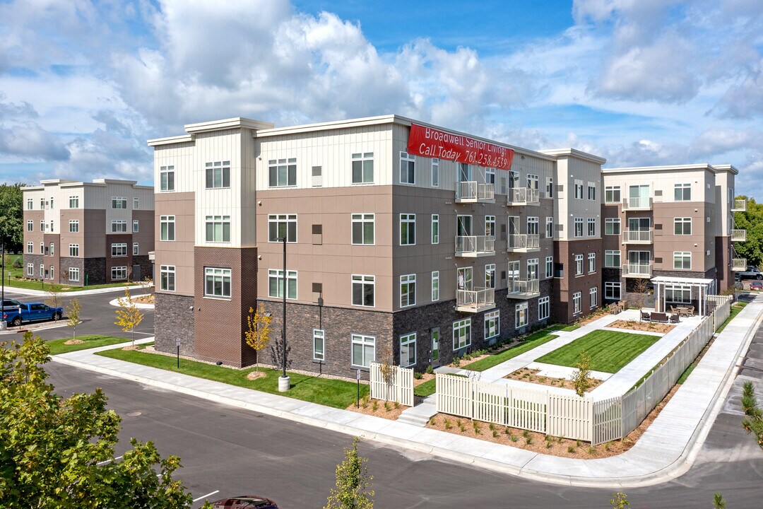 Broadwell Senior Living in Plymouth, MN - Foto de edificio