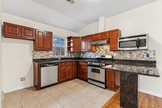 28 W 16th St in Bayonne, NJ - Building Photo - Building Photo
