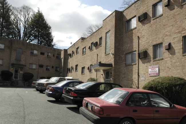 8381 Frankford Avenue in Philadelphia, PA - Foto de edificio - Building Photo