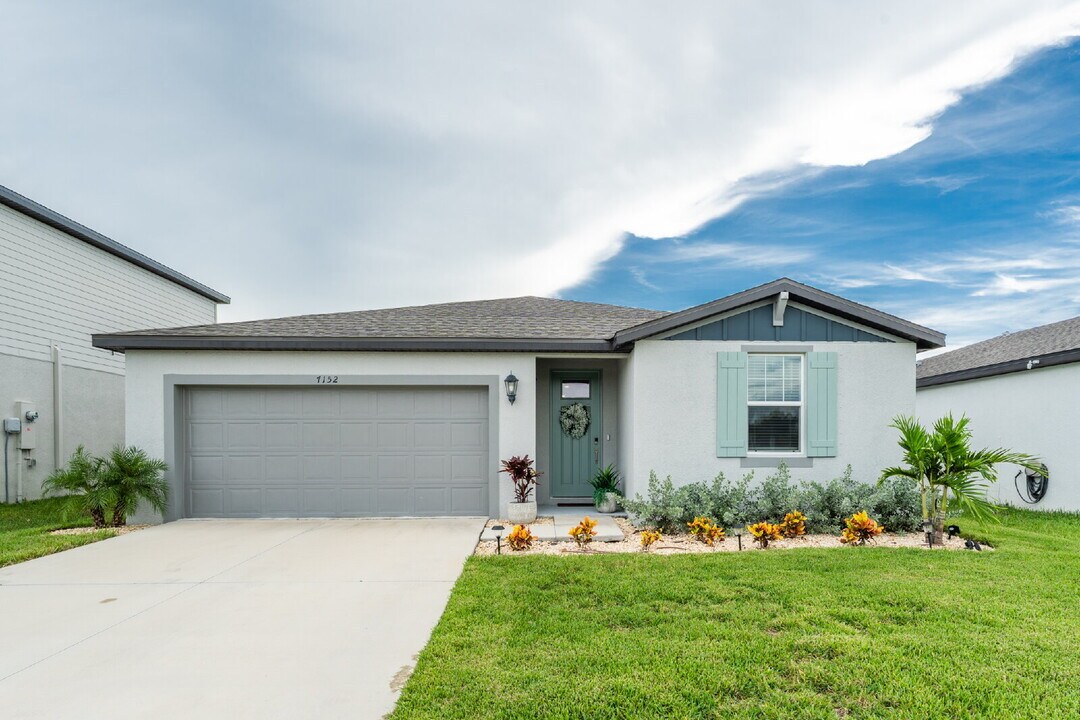 7152 Amelia River Dr in Parrish, FL - Foto de edificio